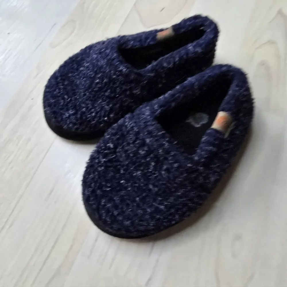 Acorn Slippers Size 8/9